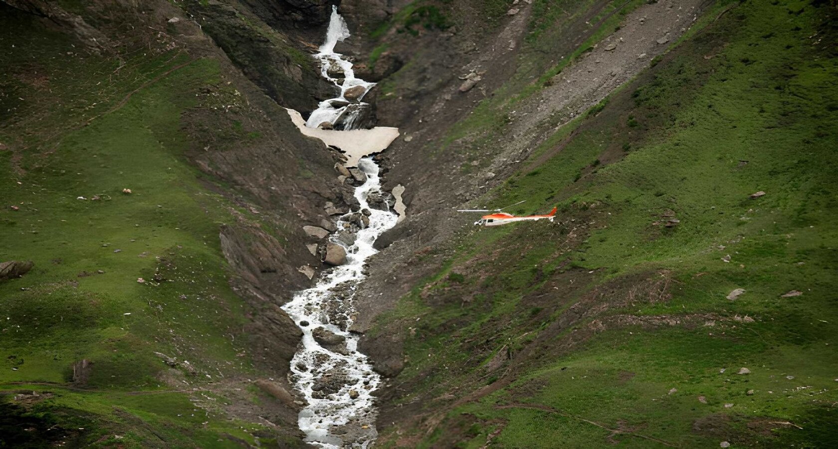 Amarnath Yatra by Helicopter Details: Amarnath Yatra helicopter at the Baltal and Pahalgam helipads